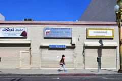 Các doanh nghiệp Pháp phải đóng cửa vì dịch COVID-19. (Ảnh: Spectactor Life)