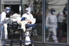 Nhân viên y tế tại Pháp đưa người nhiệm bệnh vào viện. (Ảnh: France24)