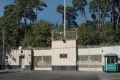 Bên ngoài trụ sở ngoại giao của Nga ở Iran. (Ảnh: Mapia)