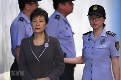 Cựu Tổng thống Hàn Quốc Park Geun-hye tới tòa án quận trung tâm ở Seoul ngày 7/8/2017. (Ảnh: AFP/TTXVN)