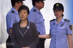 Cựu Tổng thống Hàn Quốc Park Geun-hye tới tòa án quận trung tâm ở Seoul ngày 7/8/2017. (Ảnh: AFP/TTXVN)