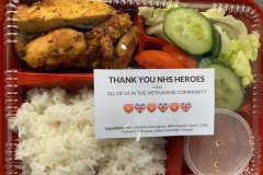 Suất cơm miễn phí gửi tặng bệnh viện Lewisham. (Ảnh: PV/TTXVN)