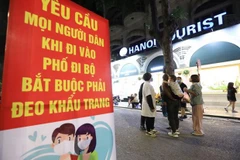 Tại các lối ra vào của phố đi bộ bờ hồ thuộc quận Hoàn Kiếm (Hà Nội) đều có chốt chặn của lực lượng chức năng nhằm tuyên truyền, nhắc nhở và xử phạt người dân không tuân thủ, quy định đeo khẩu trang phòng chống dịch. (Ảnh: Thành Đạt/TTXVN)