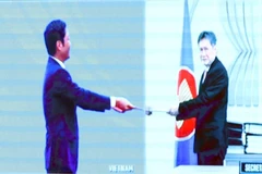 Ông Trần Tuấn Anh, Bộ trưởng Bộ Công Thương Việt Nam tiến hành trao tượng trưng bản lưu chiểu Hiệp định Đối tác Kinh tế Toàn diện Khu vực RCEP tới Ngài Lim Jock Hoi, Tổng Thư ký ASEAN. (Ảnh: Thống Nhất/TTXVN)