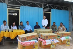 Đại sứ Việt Nam tại Campuchia Vũ Quang Minh cảm ơn chính quyền địa phương đã hỗ trợ bà con bị hỏa hoạn. (Ảnh : Nguyễn Vũ Hùng/TTXVN)