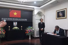 Bộ trưởng Ngoại giao thứ Hai Brunei Erywan Pehin Yusof thay mặt Chính phủ và Hoàng gia Brunei ghi sổ tang tưởng niệm nguyên Tổng Bí thư Lê Khả Phiêu tại ĐSQ Việt Nam tại Brunei chiều 15/8. (Ảnh: TTXVN)
