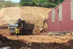 Công ty TNHH Xây dựng Hoàng Thắng san gạt cải tạo mặt bằng ở tổ 1 thị trấn Nguyên Bình (tỉnh Cao Bằng) khi chưa có đề án bảo vệ môi trường. (Ảnh: Quốc Đạt/TTXVN)