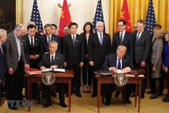 Tổng thống Mỹ Donald Trump (phải, phía trước) và Phó Thủ tướng Trung Quốc Lưu Hạc (trái, phía trước) tại lễ ký thỏa thuận thương mại giai đoạn một ở Washington DC., ngày 15/1/2020. (Ảnh: THX/TTXVN)