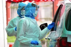 Nhân viên y tế lấy mẫu xét nghiệm COVID-19 tại Kuala Lumpur, Malaysia, ngày 30/3/2020. (Ảnh: THX/TTXVN)