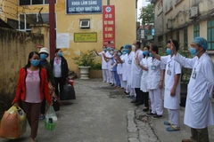 Các y bác sỹ vui mừng chia tay các bệnh nhân khi xuất viện, trở về với gia đình. (Ảnh: Thanh Tuấn/TTXVN)