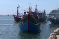 Tàu cá QNg 96416 TS bị tàu sắt nước ngoài số hiệu 4006 cùng 01 xuồng máy truy đuổi, khống chế, cập mạn. (Ảnh: Đài PT&TH Quảng Ngãi)