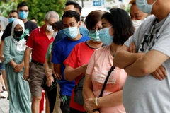 Người dân Singapore xếp hàng đi bỏ phiếu. (Ảnh: Nikkei Asian Review)