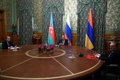 Ngoại trưởng Nga Sergei Lavrov (giữa) chủ trì cuộc đàm phán giải quyết xung đột khu vực tranh chấp Nagorny-Karabakh giữa Ngoại trưởng Armenia Zohrab Mnatsakanyan và người đồng cấp Azerbaijan Jeyhun Bayramov, tại Moskva ngày 9/10/2020. (Ảnh: AFP/TTXVN)