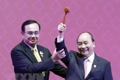 Thủ tướng Nguyễn Xuân Phúc nhận búa Chủ tịch ASEAN từ Thủ tướng Thái Lan Prayuth Chan-o-cha. (Ảnh: Thống Nhất/TTXVN)