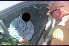 Hình ảnh cậu bé 5 tuổi lúc bị công an tấp vào lề. (Ảnh: Crime Watch Daily)