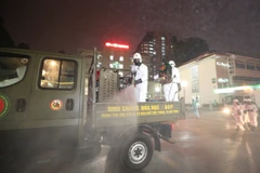 Lực lượng bộ đội hóa học phun hoá chất khử trùng, tẩy độc Bệnh viện Bạch Mai. (Ảnh: Dương Giang/TTXVN)