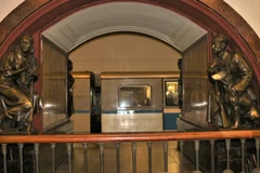 Tác phẩm điêu khắc nổi nhất tại nhà ga và có thể là trên toàn hệ thống metro Moskva là bức tượng người lính biên phòng dắt chó với cái mõm chó bị xoa mòn. (Ảnh: Duy Trinh/TTXVN)