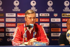 Huấn luyện viên Maciej Skorza (U23 UAE) phát biểu tại buổi họp báo. Ảnh: Hoàng Linh/TTXVN