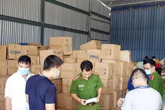 Cơ quan chức năng thu giữ hiện vật. (Ảnh: Thương hiệu công luận)