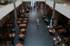 Quang cảnh vắng vẻ tại một trung tâm thương mại của Malaysia. (Ảnh: LA Times)