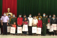 Ban Chỉ đạo phòng, chống dịch bệnh COVID-19 tỉnh Sơn La tặng quà các công dân hết thời gian cách ly y tế tập trung. (Ảnh: Nguyễn Cường/TTXVN)