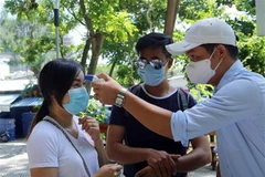 Đo thân nhiệt cho du khách đến thăm quan danh thắng Ngũ Hành Sơn. (Ảnh: Trần Lê Lâm/TTXVN)