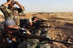 Các lực lượng an ninh Iraq chiến đấu chống IS. (Ảnh: Al Jazeera)