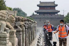 Phun thuốc khử trùng nhằm ngăn chặn sự lây lan của COVID-19 tại Bắc Kinh, Trung Quốc, ngày 4/7/2020. (Ảnh: THX/TTXVN)