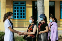 Công dân hoàn thành thời gian cách ly. (Ảnh: Trọng Đạt/TTXVN)