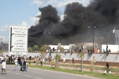 Khói đen bốc gần Đại sứ quán Mỹ ở Tunisia. (Ảnh: CBS)