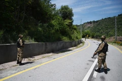 Binh sỹ Pakistan tuần tra gần đường Ranh giới Kiểm soát (LoC) phân chia khu vực Kashmir giữa Ấn Độ và Pakistan. (Ảnh: AFP/TTXVN)