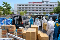 Các nhu yếu phẩm thiết yếu ủng hộ cho đội ngũ y tế và bệnh nhân được bốc dỡ để vận chuyển vào khu vực cách ly ở Bệnh viện C Đà Nẵng. (Ảnh: Trần Lê Lâm/TTXVN)