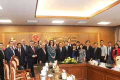 Đoàn đại biểu bang Hessen thăm và làm việc với lãnh đạo Bộ Giáo dục và Đào tạo. (Nguồn: VPĐD bang Henssen)