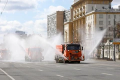 Các nhân viên y tế Nga khử khuẩn đường phố. (Ảnh: Al Jazeera)