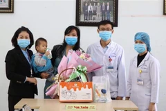 2 mẹ con nghi nhiễm viêm đường hô hấp cấp do chủng mới của virus Corona điều trị tại Bệnh viện Hữu nghị Việt Tiệp, Hải Phòng đã âm tính với nCoV và được xuất viện trưa 3/2. (Ảnh: TTXVN)