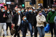 Đeo khẩu trang phòng lây nhiễm virus corona tại Hong Kong, Trung Quốc. (Ảnh: AFP/TTXVN)