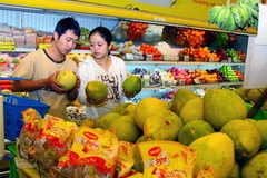 Người tiêu dùng lựa chọn hàng hóa tại siêu thị Co.opMart Đinh Tiên Hoàng, Quận Bình Thạnh. (Ảnh: Kim Phương/TTXVN) 