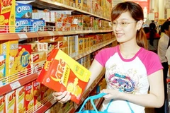 Người tiêu dùng chọn mua sản phẩm bánh kẹo xuất xứ trong nước phục vụ Tết 2010. (Ảnh: Internet)