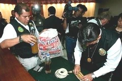 Cảnh sát Peru và tang vật. (Ảnh: thethaovanhoa.vn)