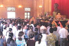 Nhân dân dâng hương hoa tưởng nhớ Bác Hồ. (Ảnh: Lan Xuân/TTXVN) 