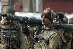 Các lực lượng an ninh Ấn Độ triển khai cả rocket trong vụ tiêu diệt 2 kẻ khủng bố. (Ảnh: CNN)