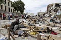 Người dân Haiti đang nhặt nhạnh những gì còn sót lại sau trận động đất kinh hoàng. (Ảnh: Reuters)