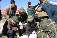 Ban chỉ đạo Phòng cháy chữa cháy triển khai phương án ứng cứu rừng. (Ảnh: Lục Văn Toán/TTXVN) 