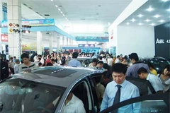 Người tiêu dùng lựa chọn xe ôtô. (Ảnh: Dantri) 