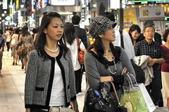 Cảnh khách hàng Nhật Bản đi mua sắm tấp nập tại khu phố Ginza, Tokyo giờ chỉ còn là quá khứ. (Ảnh: Telegraph)