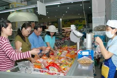 Chương trình "Tri ân thầy cô” tặng 66.000 phiếu chăm sóc bữa ăn mỗi ngày với 6 sản phẩm đặc biệt ...tại tất cả các siêu thị trong hệ thống Co.opMart. (Ảnh: Kim Phương/TTXVN )