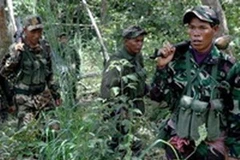 Binh sĩ Campuchia đi tuần gần đền Preah Vihear. (Ảnh: Internet)