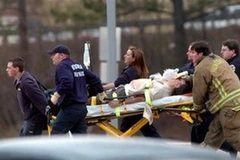 Nhân viên y tế đưa người bị thương đến bệnh viện. (Ảnh minh họa: AP) 