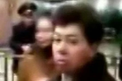 Khuôn mặt một nghi phạm đánh bom ga tàu điện ngầm trong đoạn video được quay bằng điện thoại di động. (Ảnh: Telegraph)