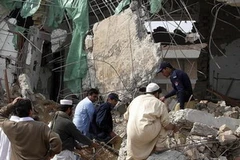 Tìm nạn nhân bị chôn vùi dưới lớp đổ nát. (Ảnh: Reuters)